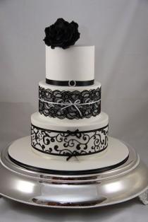 wedding photo - Wedding Cake with black Rose