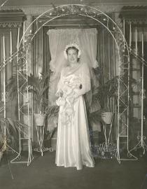 wedding photo - 1940's Bride holding a calla lily bouquet.