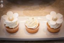 wedding photo -  Elegant cupcakes white  & gold