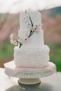 wedding photo - 15 Incredibly Beautiful Japanese-Inspired Wedding Cakes