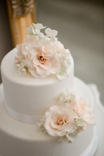 wedding photo - 25 Amazing All-White Wedding Cakes