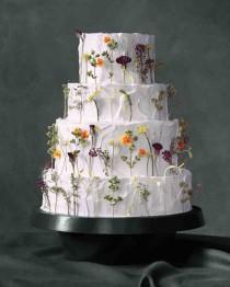 wedding photo - 6 Fresh Ways To Decorate Wedding Cakes With Flowers