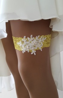 wedding photo -  toss garters, ivory, yellow, lace, wedding garters, bridal accessores, garter suspander, free shipping!