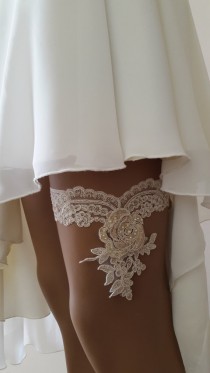 wedding photo -  toss garters, champagne, light beige, lace, wedding garters, bridal accessores, garter suspander, free shipping!