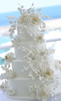 wedding photo - Pure White Wedding Cake