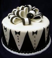 wedding photo - Grooms Cake With Tuxedo Patterns And Black And White Bowtie.JPG
 (4 Comments)