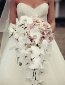 wedding photo - 30 Stunning Cascading Wedding Bouquets