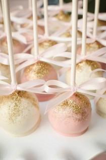 wedding photo - Sparkle On With Edible Glitter For Your Wedding Reception