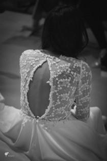 wedding photo - Sencillez + romanticismo dan como resultado vestidos de novia que enamoran