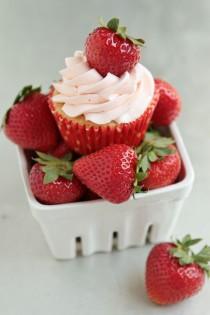 wedding photo - Easy Strawberry Cupcakes With Strawberry Buttercream