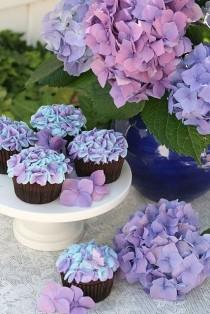 wedding photo - Pluff Mudd Studio: Hydrangea Cupcakes