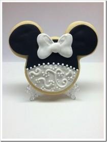 wedding photo - Gorgeous Mickey And Minnie Mouse Wedding Cookies