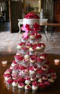 wedding photo - Fuchsia Wedding Cake With Cupcakes :)