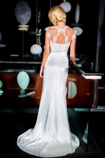 wedding photo - Stunning figure hugging gown with sweetheart neck line/ Simple Fit and Flare wedding dress/ Illusion key-hole back.