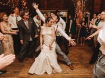 wedding photo - 10 chansons kitsch qui mettront le feu à votre mariage - Mariage.com