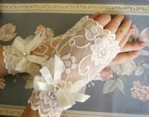 wedding photo - Ivory wedding gloves, Ivory lace gloves, Ivory bridal gloves, Elegant Gloves ,Ivory Wedding