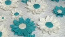wedding photo - 24 Edible DAISY DAISIES / Variety sizes / gum paste/fondant flowers / sugar flowers / cake or cupcake decorations / cake or cupcake topper