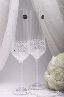 wedding photo - Glasses wedding White LACE -HAND Painted- Personalized glasses Wedding Toasting Glasses champagne glasses Champagne Flutes Mr and Mrs glasse