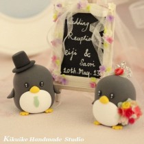 wedding photo - penguin wedding cake topper