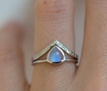 wedding photo - Rainbow Moonstone Ring Set, Blue Moonstone Ring, Wedding Ring Set with Moonstone Ring and Diamond V Band, Minimalvs