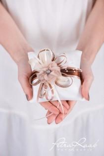 wedding photo - Ringkissen mit Chiffonblüte in beige ivory K6
