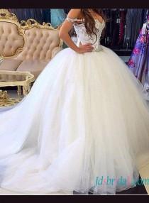 wedding photo -  Beautiful full princess tulle ball gown wedding dress