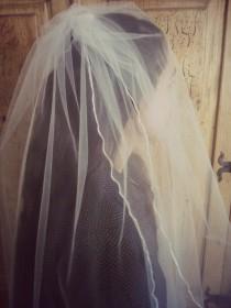 wedding photo - Knee Length Veil White or Ivory Two Tier Veil, , Rolled Edge, Bridal Illusion Tulle, Two Layer Veil,  48 inches Long