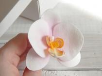 wedding photo -  Wedding hair pin, White orchid hair clip, Bridesmaid gift, Phalaenopsis realistic orchid, Beach wedding, Hawaii flower, Bridal hair pins - $9.00 USD