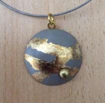 Pendant in concrete, around finished with gold leaf and a Pearl wedding photo - Pendant in concrete, around finished with gold leaf and a Pearl