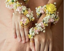 wedding photo - There's A New Flower Jewellery Style In Town And It's Gorgeous!