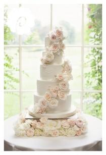 wedding photo - Modern Striking Sugar Rose Cascade Floral Wedding Cake (photo Credit: Jojo Stott Photography) #floralweddingcakes #weddingcakes 