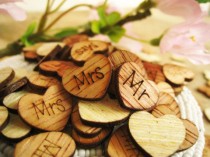 wedding photo -  100pcs Mr Mrs 15mm Engraved Wooden Hearts Rustic Wedding Party Table Confetti Reception Decoration Bridal Shower Favor Stuffers