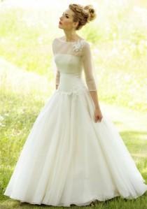 wedding photo - Now This Is A Wedding Dress That I Actually Kind Of Like....simple. :) 