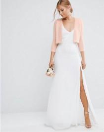 wedding photo - Don't Miss These 10 Gorgeous Cover Ups To Keep The Bride Warm And Stylish This Winter. 
