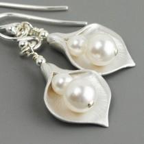 wedding photo - White Pearl Bridesmaid Jewelry SET OF 4 Calla Lily Earrings Silver Pearl Bridesmaid Earrings Wedding Party Gifts Jewelry Bridal Party Gifts